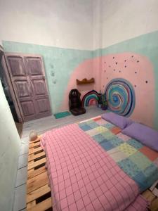 ein Schlafzimmer mit einem Bett mit einer bunten Decke darauf in der Unterkunft Pelourinho House Experience in Salvador + 29 Fotos