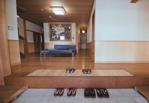 eine Gruppe von Schuhen, die auf dem Boden in einem Flur liegen in der Unterkunft 鈴籠城 全室貸切 各部屋ダブルベッド2台 in Nagahama
