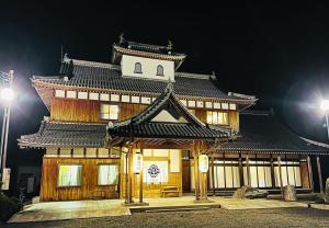 ein großes Gebäude mit chinesischem Dach in der Nacht in der Unterkunft 鈴籠城 全室貸切 各部屋ダブルベッド2台 in Nagahama
