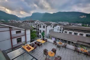 Nespecifikovaný výhled na hory nebo výhled na hory při pohledu z hotelu