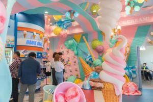 a display of ice cream cones in a store at 無料レンタカー付 ReHaQ宮古島バケーションレンタルハウス in Miyako Island