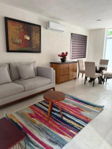 ein Wohnzimmer mit Sofa und Tisch in der Unterkunft La casa blanca in Mezcales + 10 Fotos