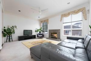 Μια τηλεόραση ή/και κέντρο ψυχαγωγίας στο Private Room in Prime Location with Full Amenities