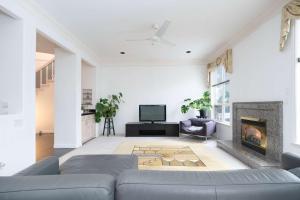 Μια τηλεόραση ή/και κέντρο ψυχαγωγίας στο Private Room in Prime Location with Full Amenities