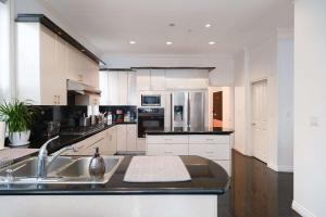 Η κουζίνα ή μικρή κουζίνα στο Private Room in Prime Location with Full Amenities