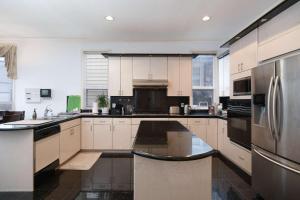 Η κουζίνα ή μικρή κουζίνα στο Private Room in Prime Location with Full Amenities +6 φωτογραφίες