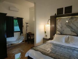 Postel nebo postele na pokoji v ubytování Village by the river