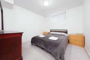 En eller flere senge i et værelse på Private Guesthouse in Prime Location