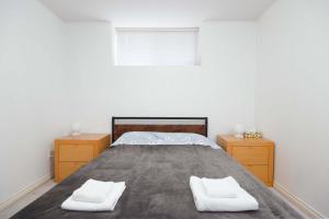 En eller flere senge i et værelse på Private Guesthouse in Prime Location