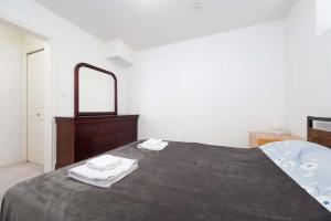 En eller flere senge i et værelse på Private Guesthouse in Prime Location