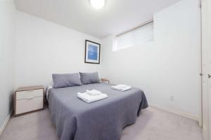 En eller flere senge i et værelse på Private Guesthouse in Prime Location + 3 billeder