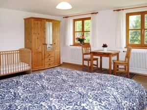 una camera da letto con un letto, un tavolo e delle sedie di Holiday home with 2 bedrooms a Buchenberg