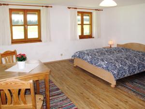 una camera da letto con un letto e un tavolo di legno di Holiday home with 2 bedrooms a Buchenberg