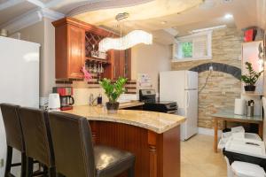 Η κουζίνα ή μικρή κουζίνα στο Luxury Room in Homestay Steps from Mall & Skytrain