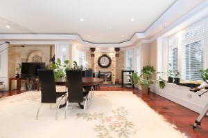 Χώρος καθιστικού στο Luxury Room in Homestay Steps from Mall & Skytrain