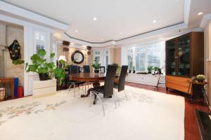 Μια τηλεόραση ή/και κέντρο ψυχαγωγίας στο Luxury Room in Homestay Steps from Mall & Skytrain