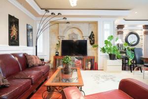 Μια τηλεόραση ή/και κέντρο ψυχαγωγίας στο Luxury Room in Homestay Steps from Mall & Skytrain +2 φωτογραφίες