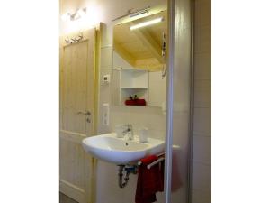 IllachHoliday home in Allgäu with 3 bedrooms的浴室里有洗手池和镜子 更多10张照片