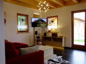 IllachHoliday home in Allgäu with 3 bedrooms的配有沙发和平板电视的客厅