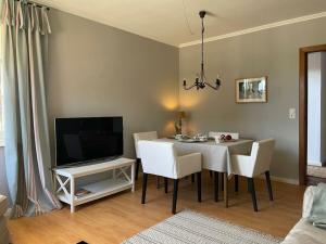 Μια τηλεόραση ή/και κέντρο ψυχαγωγίας στο Rural idyll under thatched roof