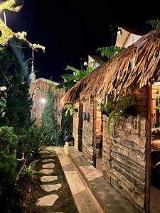 ein Gehweg neben einem Steingebäude bei Nacht in der Unterkunft Cloud View Glamping Da Lat in Xuân Trường