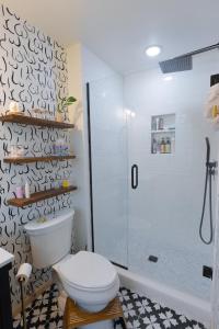 Ένα μπάνιο στο "Zen Den" on the Lake by Roxy Rentals