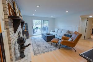 Χώρος καθιστικού στο "Zen Den" on the Lake by Roxy Rentals