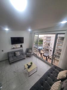 a living room with a couch and a table at Suite Vista Azul Ricaurte in Ricaurte