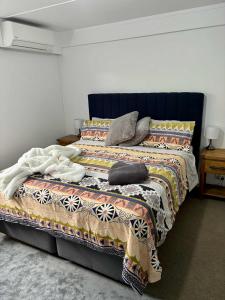 Giường trong phòng chung tại Kiwi Cove