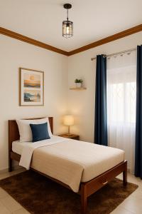 En eller flere senge i et værelse på NOAZ Hotel Kampala