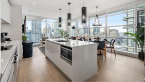 Η κουζίνα ή μικρή κουζίνα στο Manhattan Right Next to Stampede Grounds DT +48 φωτογραφίες