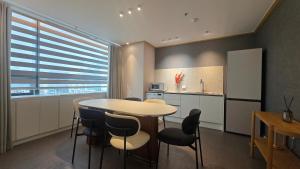 Η κουζίνα ή μικρή κουζίνα στο Oasis Hongdae Central