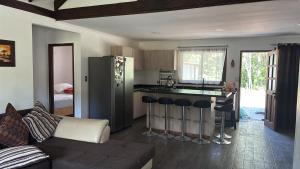 una cucina e un soggiorno con divano e bancone di Cabañas Troncos de Relin a Panguipulli