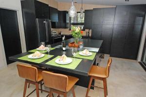 Η κουζίνα ή μικρή κουζίνα στο 676 El Dorado Avenue home +8 φωτογραφίες