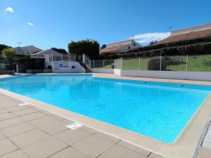 Bazén v ubytování Maison cosy avec terrasse et accès piscine, Notre-Dame-de-Monts - 4 pers - FR-1-540-316 nebo v jeho okolí