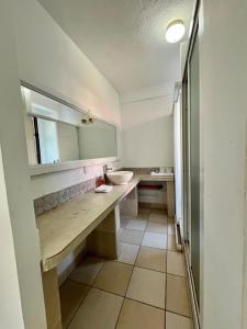 Casa Gema في سان خوان لاجونا: حمام مع كونتر ومغسلة فيه