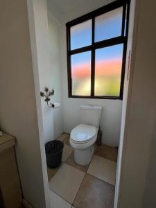Casa Gema في سان خوان لاجونا: حمام مع مرحاض ونافذة