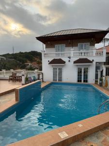 Πισίνα στο ή κοντά στο 2Y2 Homes- Your Home from Home