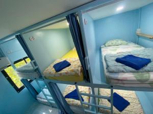 Giường trong phòng chung tại Simple Hostel Phangan