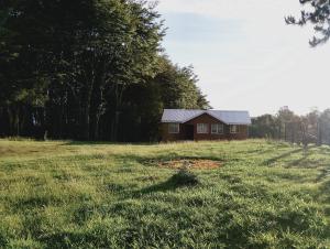 卡斯特鲁Agroturismo Silvestre Marly的田间中的一个红色小房子