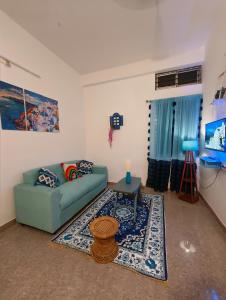 una sala de estar con un sofá y una mesa en Hestia by Ghorsirika, en Guwahati
