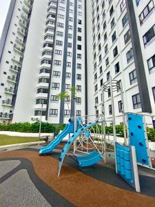 uno scivolo blu davanti a un grande edificio di Urbanite Premier Suite - Horizon Ipoh by Grab A Stay a Ipoh