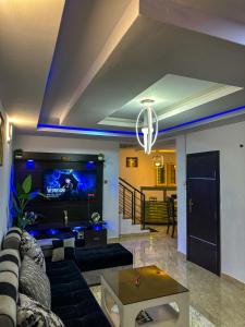 un soggiorno con divano e TV a schermo piatto di 2 bedroom Apartment Lekki Ovation Terrace a Lekki