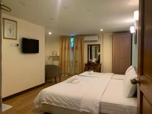 峇都丁宜D'Feringghi Hotel的一间配有床和电视的酒店房间 更多35张照片