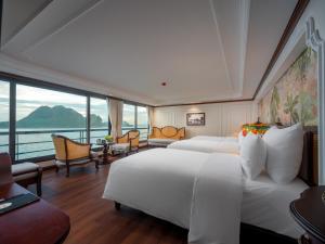 下龙湾L'amour Cruise Halong 2的有两张床和一扇大窗户的酒店房间