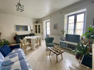 a living room with a couch and a table at Charmant T2 Larressore - Parking Privé - WiFi Inclus - FR-1-495-156 in Larressore