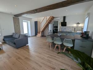 Posezení v ubytování Charmante Maison 3* Près d'Orléans avec Confort et Wi-Fi - FR-1-590-587