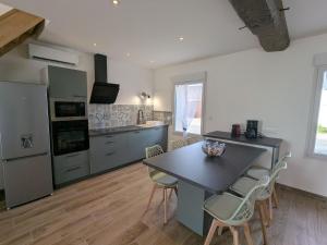 Kuchyň nebo kuchyňský kout v ubytování Charmante Maison 3* Près d'Orléans avec Confort et Wi-Fi - FR-1-590-587