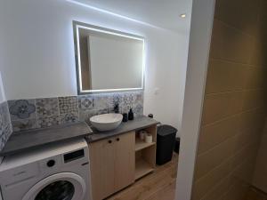 Koupelna v ubytování Charmante Maison 3* Près d'Orléans avec Confort et Wi-Fi - FR-1-590-587 + 25 fotografií