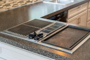 Η κουζίνα ή μικρή κουζίνα στο The Ohana Lakeside Retreat 4 Bedrooms & Tiki Bar